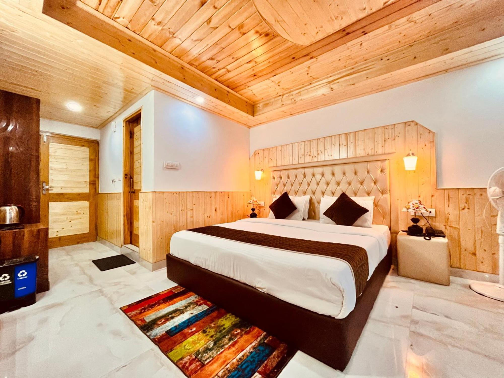 Himalayan Fort Resort, Manali - ! Riverside Property !! Big Lawn With Bonfire !! Best Selling !! Scenic River & Mountais View !! Big Parking !! Luxury Balcony Rooms !! Playing Zone !! Property Of The Year ! M 98160-43600 Luaran gambar