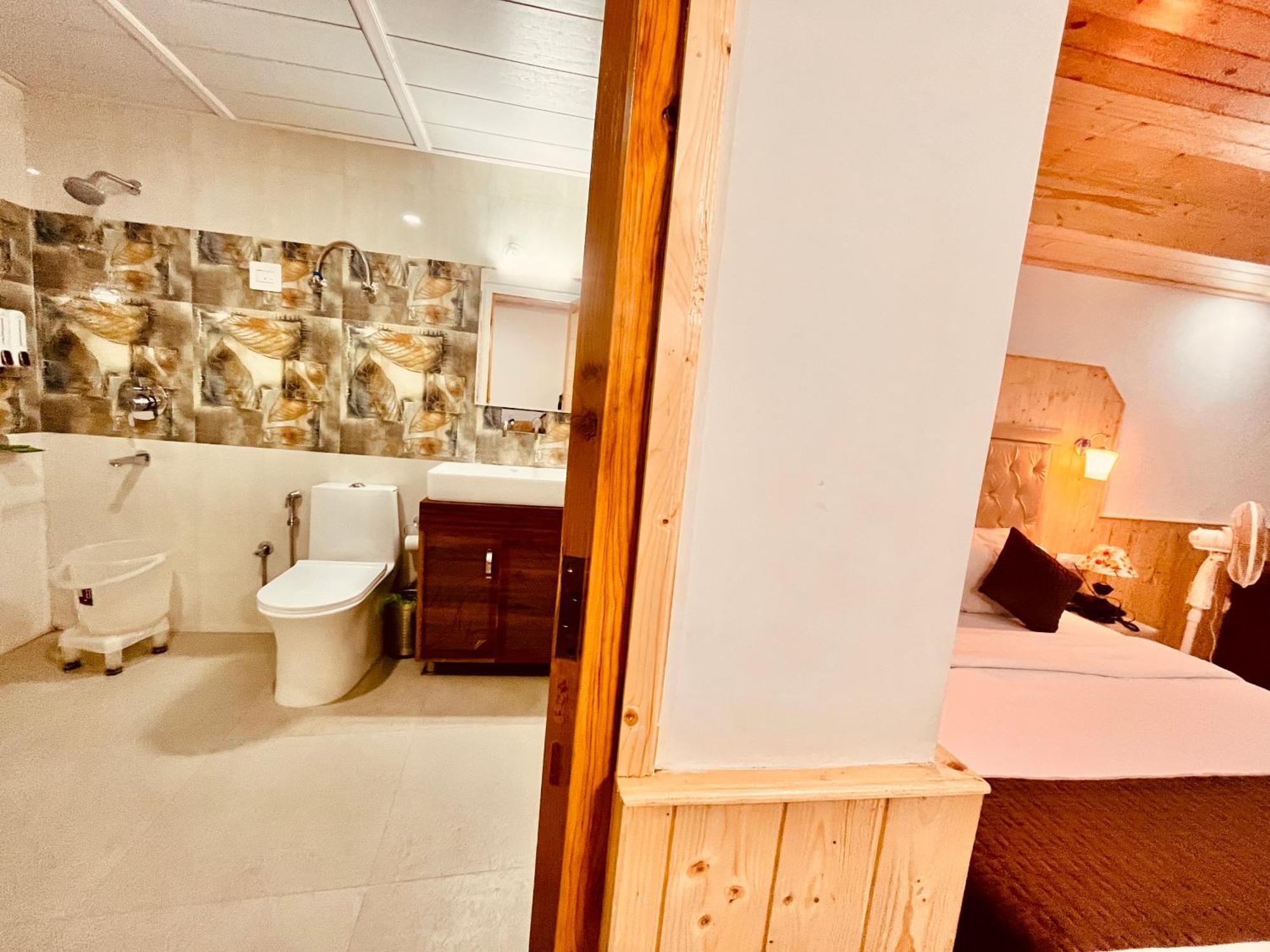 Himalayan Fort Resort, Manali - ! Riverside Property !! Big Lawn With Bonfire !! Best Selling !! Scenic River & Mountais View !! Big Parking !! Luxury Balcony Rooms !! Playing Zone !! Property Of The Year ! M 98160-43600 Luaran gambar
