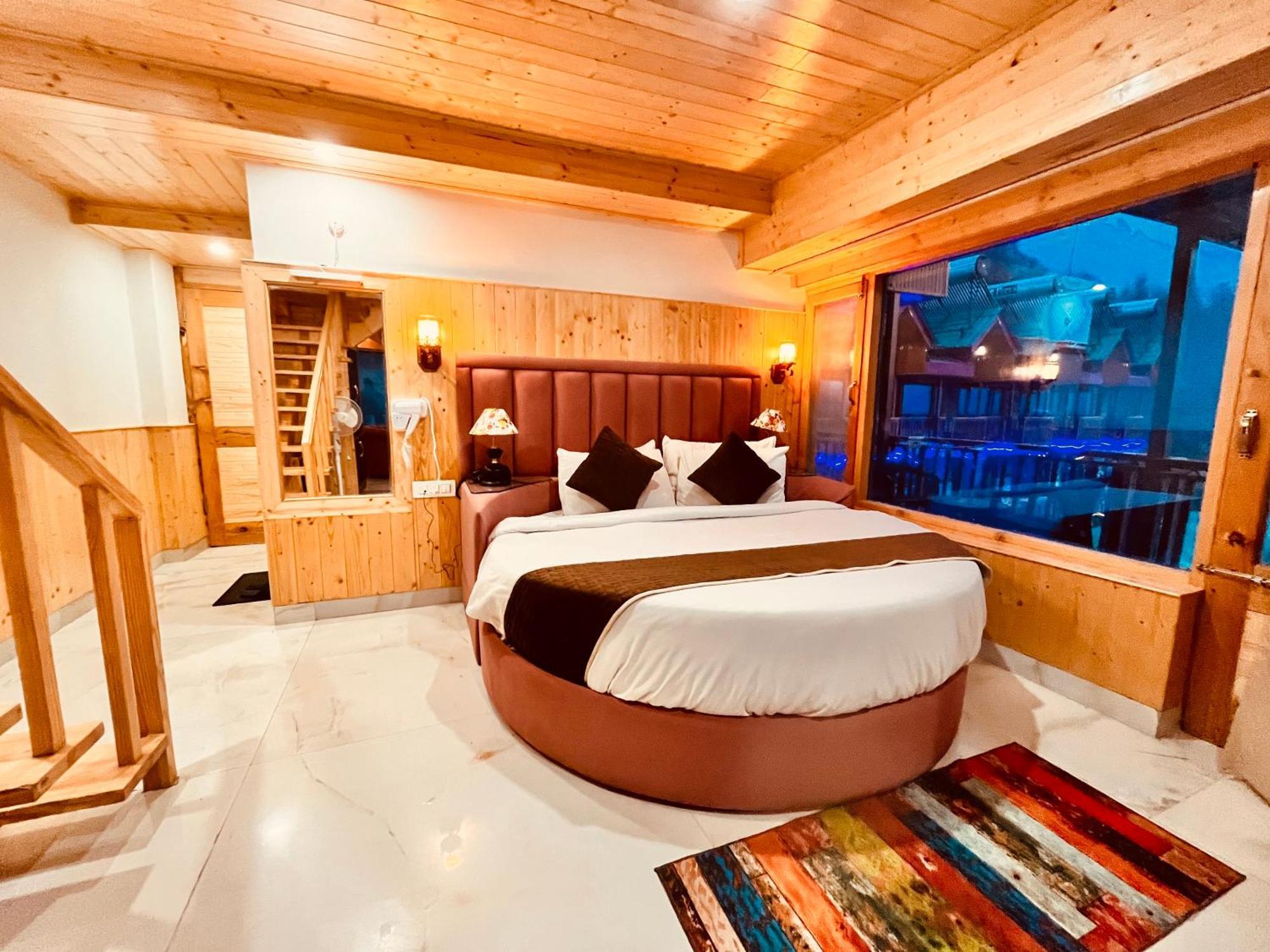 Himalayan Fort Resort, Manali - ! Riverside Property !! Big Lawn With Bonfire !! Best Selling !! Scenic River & Mountais View !! Big Parking !! Luxury Balcony Rooms !! Playing Zone !! Property Of The Year ! M 98160-43600 Luaran gambar